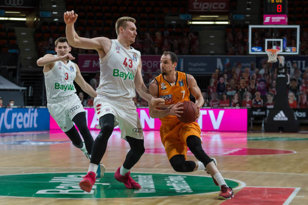 一言不合就锁喉？追梦被晃飞后落地时直接锁喉米西 裁判判罚普通犯规！.