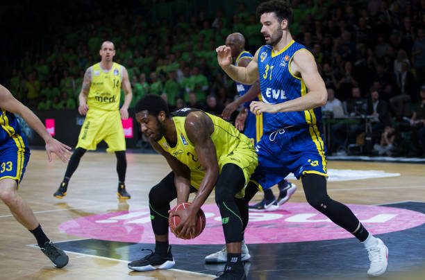 王励勤率三奥运冠军亮相！孙颖莎王曼昱同台较量，王楚钦满脸笑容